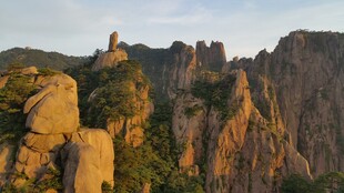 壮丽山景 岩石与植被相映