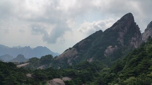 巍峨青山云雾缭绕