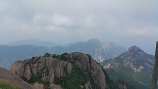 巍峨山峦间的嶙峋怪石