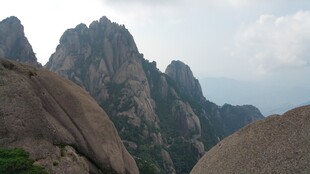 巍峨壮丽的山岳景观