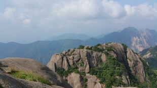壮丽山景 奇石与远山相映