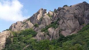 巍峨山峰绿意点缀