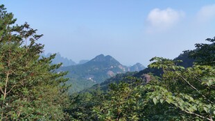 山林间的秀丽山峦景色