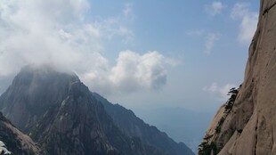 巍峨山峰云雾缭绕美景