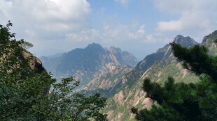 山峦叠翠间的自然美景