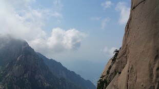 巍峨高山云雾缭绕景致
