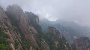 云雾缭绕的壮丽山峰