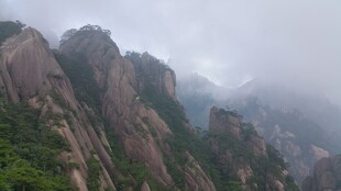 云雾缭绕的壮美山峰