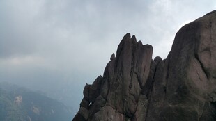 巍峨山峰云雾缭绕