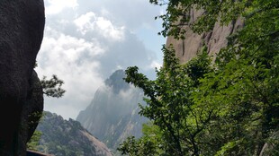 山间云雾缭绕的秀丽景致