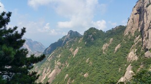 壮丽山景 绿意盎然的峰峦