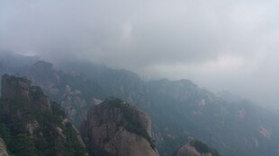 云雾缭绕的壮美山峦