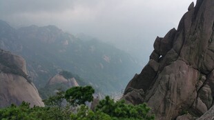 云雾缭绕的壮丽山景