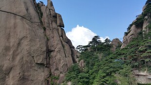 巍峨山间绿意点缀的奇峰