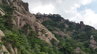 峻峭山峦绿意点缀