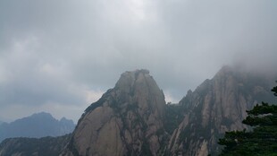 云雾缭绕的巍峨山峰