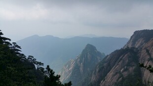 云雾缭绕的壮丽山峰