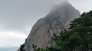 云雾缭绕的巍峨山峰
