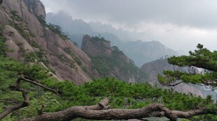 云雾缭绕的壮美山景