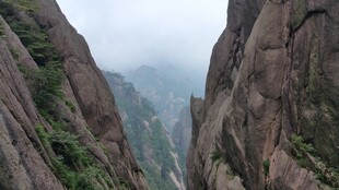 壮丽山景 奇峰对峙云雾间