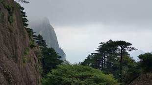 云雾缭绕的峻峭山峰景色