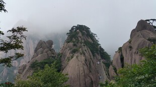 云雾缭绕的壮丽山峰