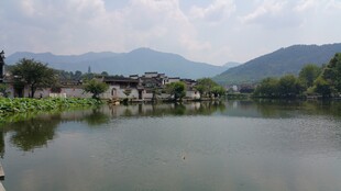 湖畔村落 山水相映成趣