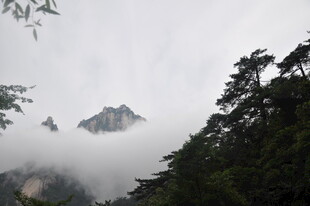 云雾缭绕中的峻峭山峰