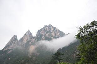 云雾缭绕的壮丽山峰