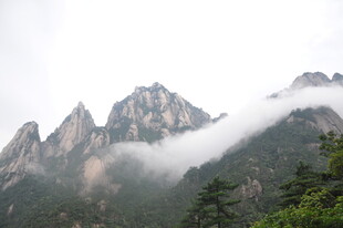 云雾缭绕的壮丽山峰