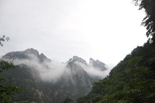 云雾缭绕的壮美山峦