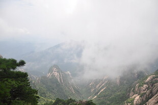 云雾缭绕的壮美山峦