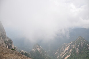 云雾缭绕的壮美山峦