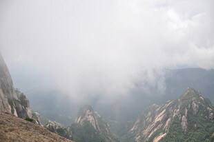 云雾缭绕的壮美山峰
