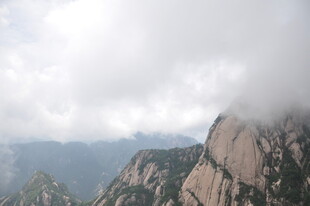 云雾缭绕的壮丽山峰