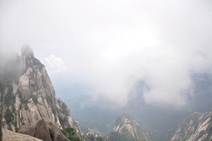 云雾缭绕的壮美山峰