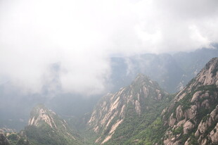 云雾缭绕的壮美山峦