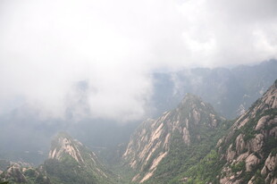 云雾缭绕的壮美山峦