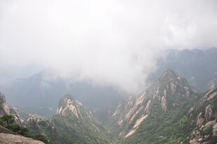 云雾缭绕的壮美山峦