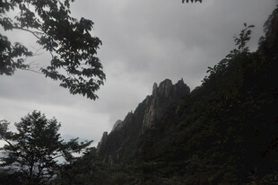 云雾缭绕的山间景致