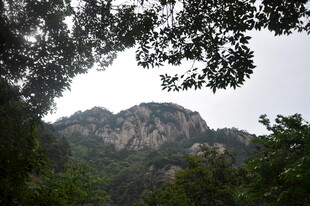 山林间的巍峨山峰