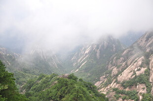 云雾缭绕的壮美山峦