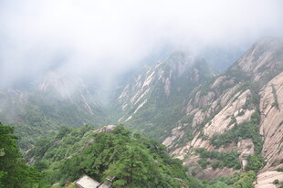 云雾缭绕的壮丽山峦