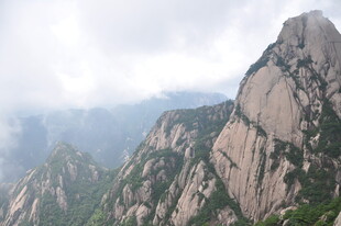 巍峨山峰云雾缭绕之景