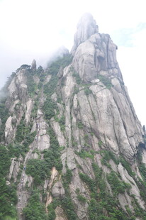 云雾缭绕的巍峨山峰