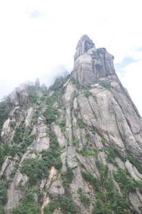 巍峨山峰上的奇特岩石