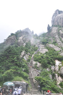 云雾缭绕的壮美山峦景观