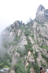 云雾缭绕的险峻山峰