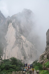 云雾缭绕中的登山者