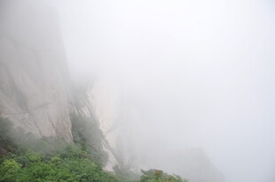 云雾缭绕的巍峨山峰